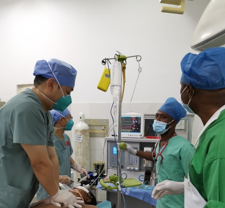 麻醉科李學斌醫(yī)生和手術(shù)室護士趙鈺進行復(fù)蘇搶救。中國第二十九批援幾內(nèi)亞醫(yī)療隊供圖