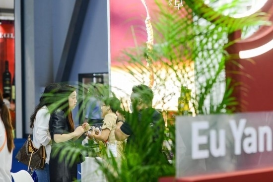 RCEP成員國企業(yè)亮相第三屆消博會。2023年4月12日，參觀者在新加坡企業(yè)余仁生的展臺了解產(chǎn)品。新華社記者王澤聰攝