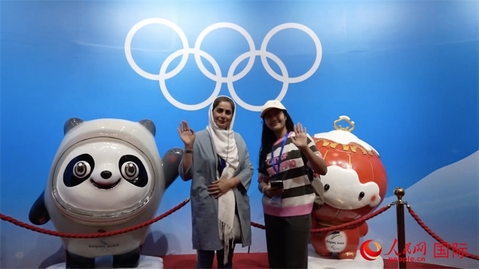 “上合小記者”與2022北京冬奧會吉祥物合影。實習(xí)生 方明軒攝