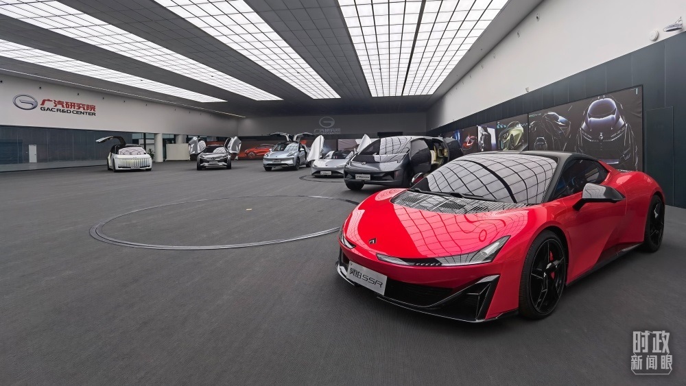 今年4月，習(xí)近平考察廣汽埃安新能源汽車(chē)股份有限公司，了解企業(yè)推動(dòng)制造業(yè)高端化、智能化、綠色化等情況。（總臺(tái)央視記者石丞拍攝）