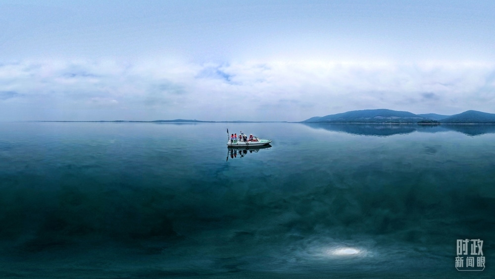 丹江口水庫(kù)，工作人員正在采集水樣。（總臺(tái)國(guó)廣記者李晉拍攝）