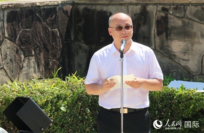 昆明市副市長安恩法在紀念儀式上致辭。人民網(wǎng) 許可攝