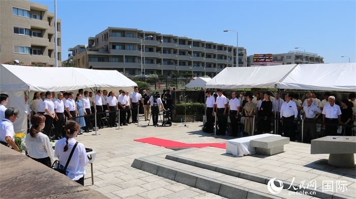 參加紀念活動者全體起立默禱。人民網(wǎng) 許可攝