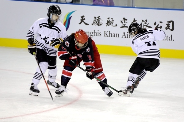 上海隊(duì)田博雅(中)與黑龍江隊(duì)杜宛澤爭(zhēng)搶。人民網(wǎng)記者 胡雪蓉?cái)z