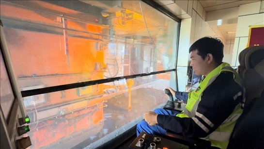 國(guó)家電投內(nèi)蒙古公司南露天煤礦裝車站司機(jī)石繼立的操縱下，一次性60噸的煤炭穩(wěn)穩(wěn)裝入車廂。人民網(wǎng) 金洪花攝