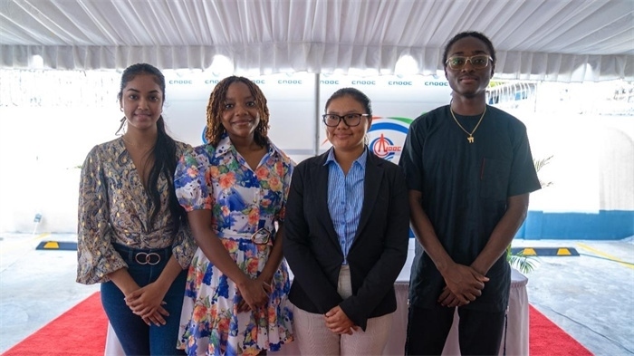 四名獲得中海油獎(jiǎng)學(xué)金的學(xué)生合影。中海油圭亞那有限公司供圖