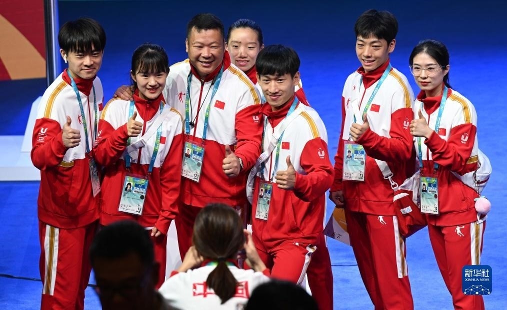 7月22日，中國代表團部分成員在歡迎儀式后合影。新華社記者 王曦 攝