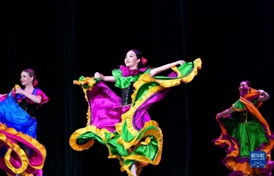 7月21日，哈薩克斯坦薩爾塔納國家舞蹈團的演員在演出。