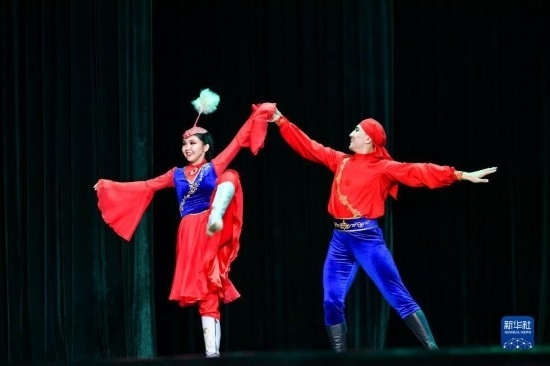 7月21日，哈薩克斯坦薩爾塔納國家舞蹈團的演員在演出。