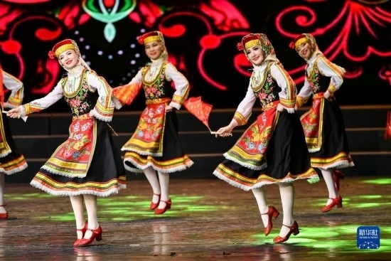 7月21日，哈薩克斯坦薩爾塔納國家舞蹈團的演員在演出。