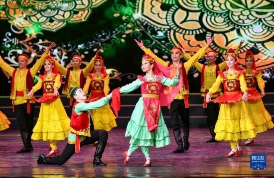 7月21日，哈薩克斯坦薩爾塔納國家舞蹈團的演員在演出。