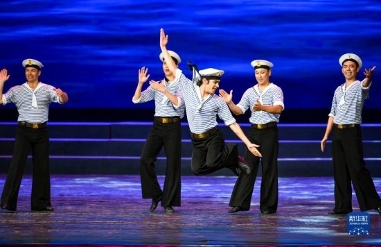 7月21日，哈薩克斯坦薩爾塔納國家舞蹈團的演員在演出。