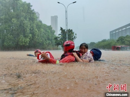 湖北咸寧暴雨引發(fā)內(nèi)澇， 消防營(yíng)救民眾 朱燕林 攝