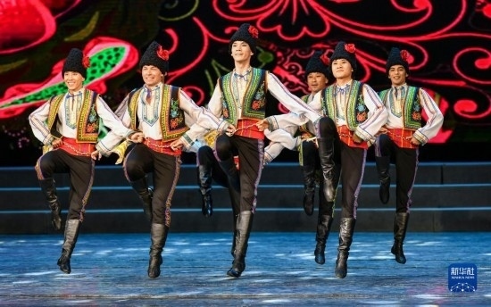 7月21日，哈薩克斯坦薩爾塔納國家舞蹈團的演員在演出。