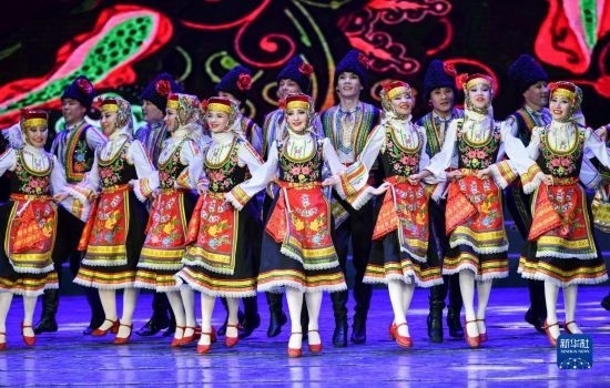 7月21日，哈薩克斯坦薩爾塔納國家舞蹈團的演員在演出。