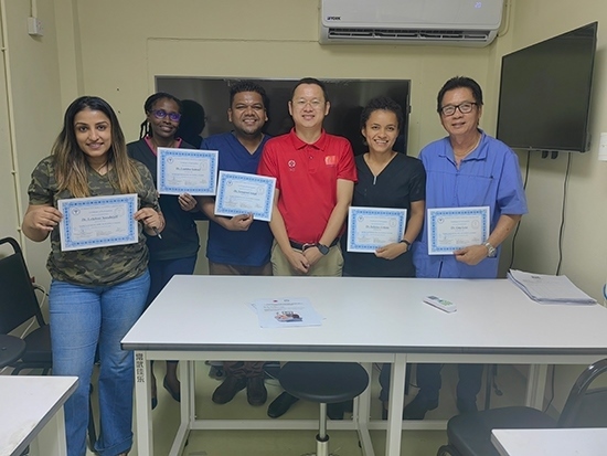 醫(yī)療隊(duì)成員與部分學(xué)員合影。第18期援圭亞那醫(yī)療隊(duì)供圖