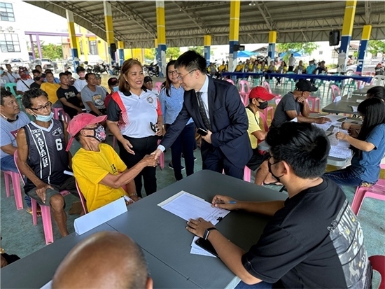 中方與菲方一道將中國(guó)援菲化肥分發(fā)至菲農(nóng)戶(hù)手中。中國(guó)駐菲律賓大使館供圖