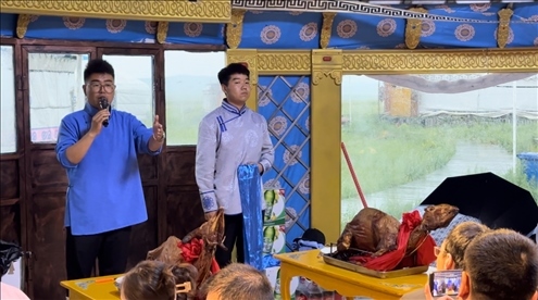 圖為草原蒙古包全羊宴。人民網(wǎng)記者 金洪花攝