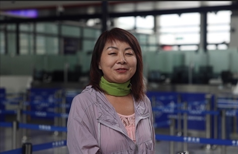 7月22日，曾經(jīng)在老撾瑯勃拉邦工作過3年的加拿大華僑孫月玲乘坐中老鐵路國際旅客列車從中國出境。衛(wèi)海林 攝