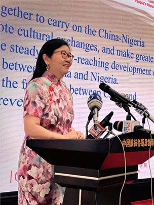 中國(guó)駐拉各斯總領(lǐng)館總領(lǐng)事嚴(yán)宇清致辭。駐拉各斯總領(lǐng)館供圖