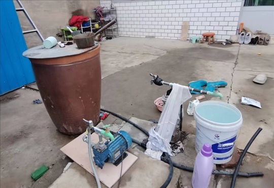 用來抽水的增壓泵。 人民網(wǎng)記者 金慧慧攝