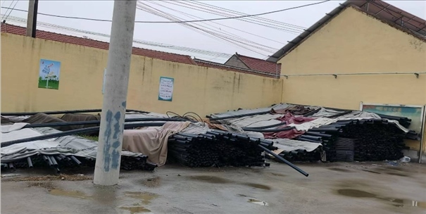 至今仍堆放在村委會院里的自來水管道。 人民網(wǎng)記者 金慧慧攝