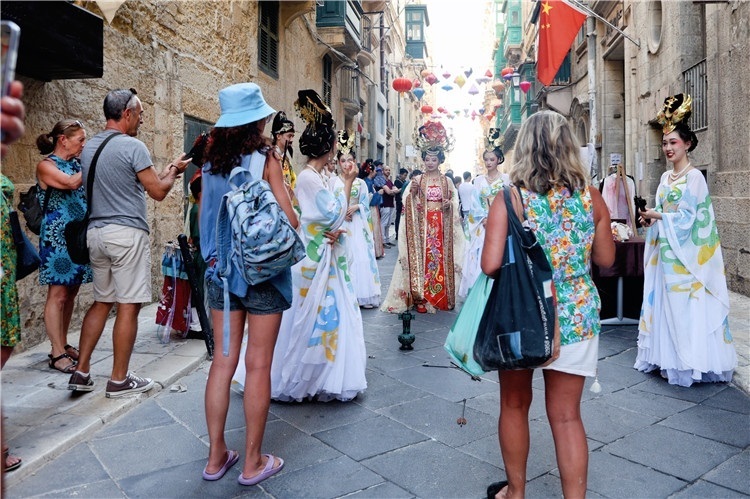 圖為花燈點(diǎn)亮儀式現(xiàn)場(chǎng)。 馬耳他中國(guó)文化中心供圖