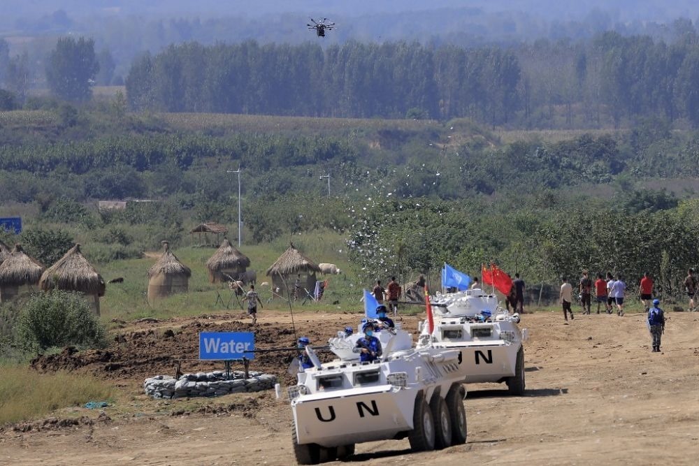 ↑2021年9月15日，在“共同命運-2021”國際維和實兵演習(xí)綜合演練中，維和分隊采用無人機拋撒傳單宣傳和平理念。新華社記者 劉芳 攝