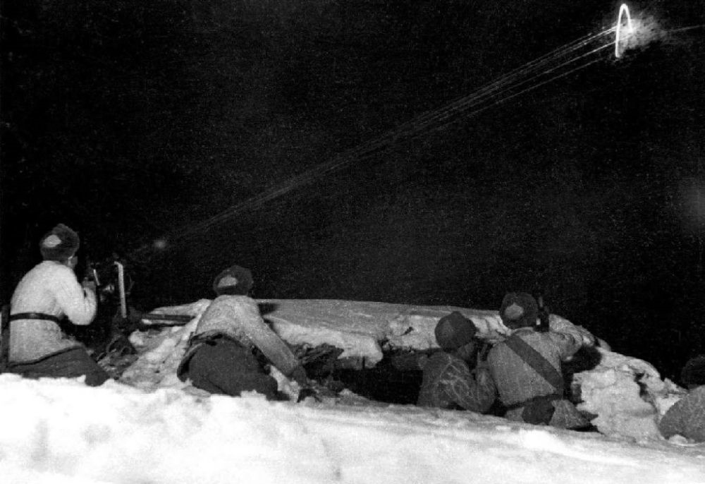  ↑1950年12月，在朝鮮長津湖，中國人民志愿軍第27軍連隊機槍手向美軍陣地射擊。新華社發(fā)（張崇岫 攝）