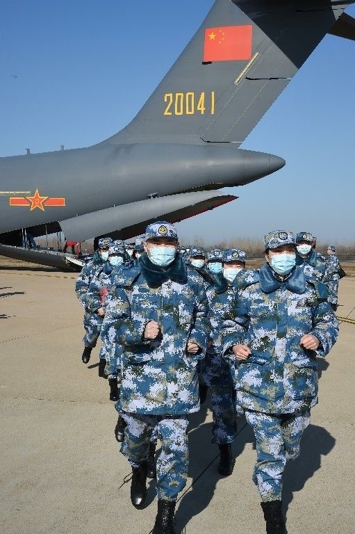 ↑2020年2月17日，一批軍隊支援湖北醫(yī)療隊員抵達武漢天河機場。新華社記者 黎云 攝