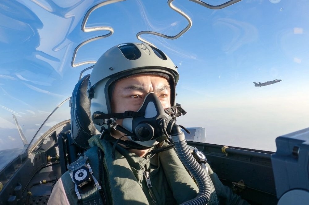 ↑全國人大代表、“強軍先鋒飛行大隊”大隊長高中強進行編隊飛行訓(xùn)練（2023年2月9日攝）。新華社發(fā)（姜皓元 攝）