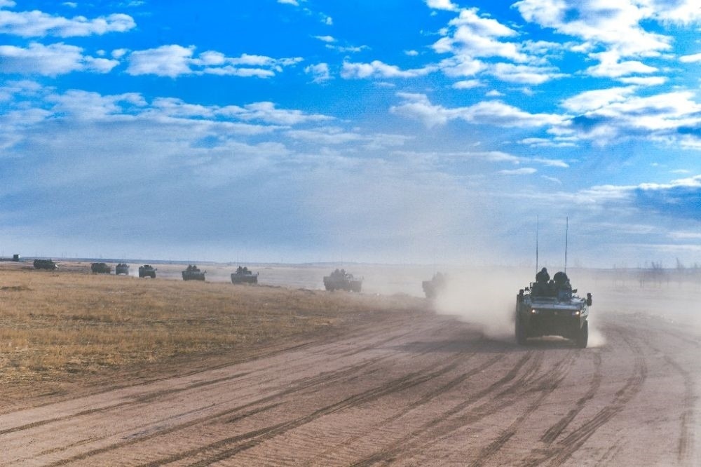↑陸軍第81集團軍某旅“松骨峰特功連”隨所在營進行長途機動（2022年4月12日攝）。新華社發(fā)（李乃超 攝）