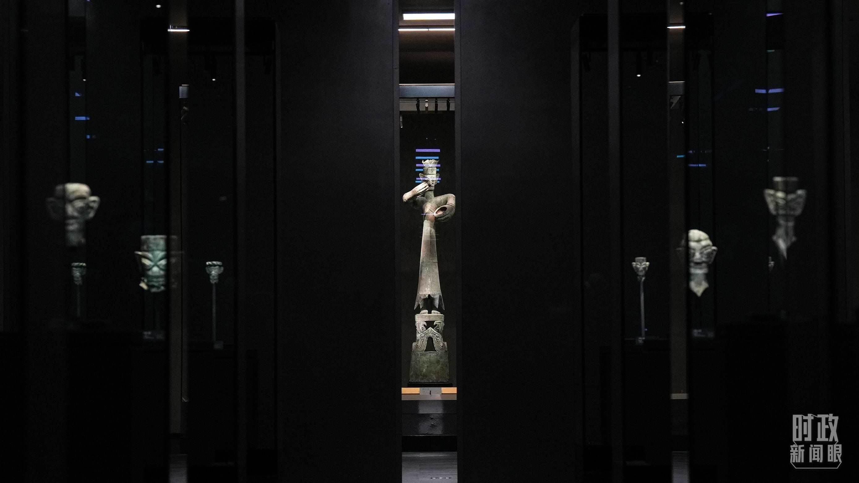 △三星堆出土的青銅大立人像。（總臺(tái)國(guó)廣記者李晉拍攝）