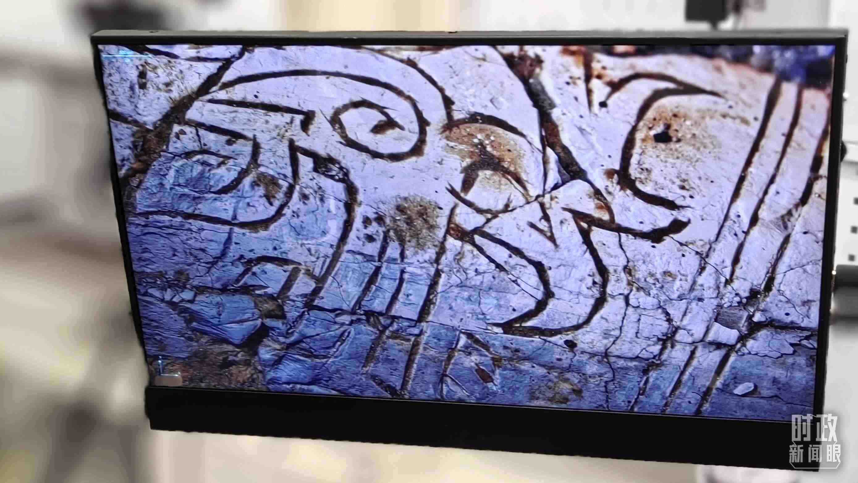 △顯微鏡下，三星堆文物的紋路清晰可見。（總臺(tái)央視記者王萌萌拍攝）