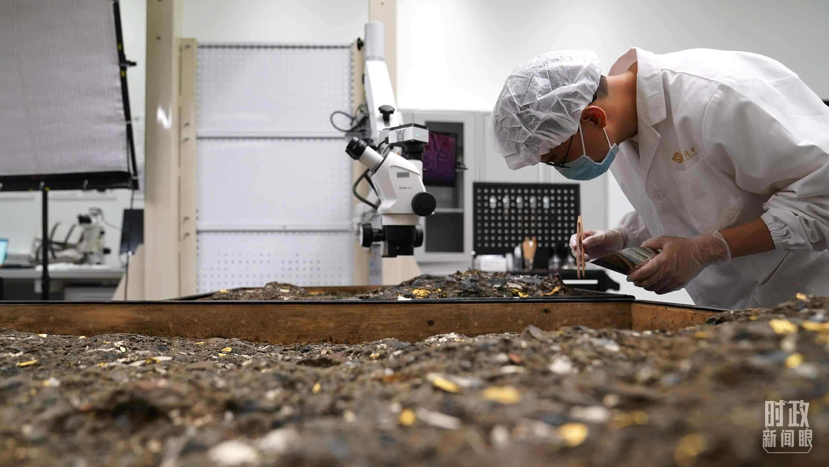 △工作中的三星堆文保人員。（總臺(tái)國(guó)廣記者李晉拍攝）
