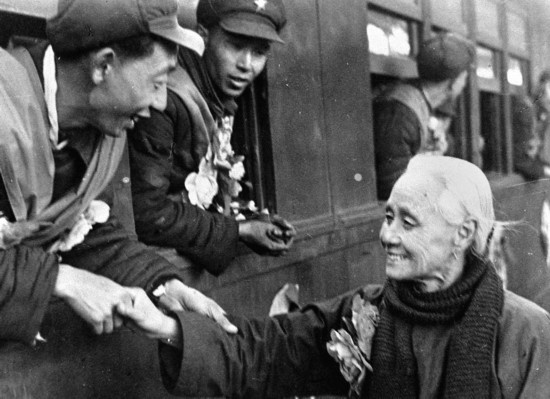 全國的鐵路工人們，一批批地志愿前往朝鮮前線工作，這是隴海路的鐵路工人魏志杰在臨行時和他母親告別的情形。新華社發(fā)（資料照片）