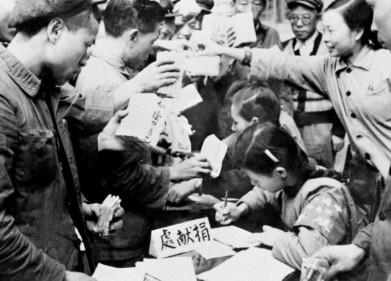 全國各地工商界踴躍捐獻款項，支援志愿軍。這是重慶市工商業(yè)者捐獻的情形。新華社發(fā)（資料照片）