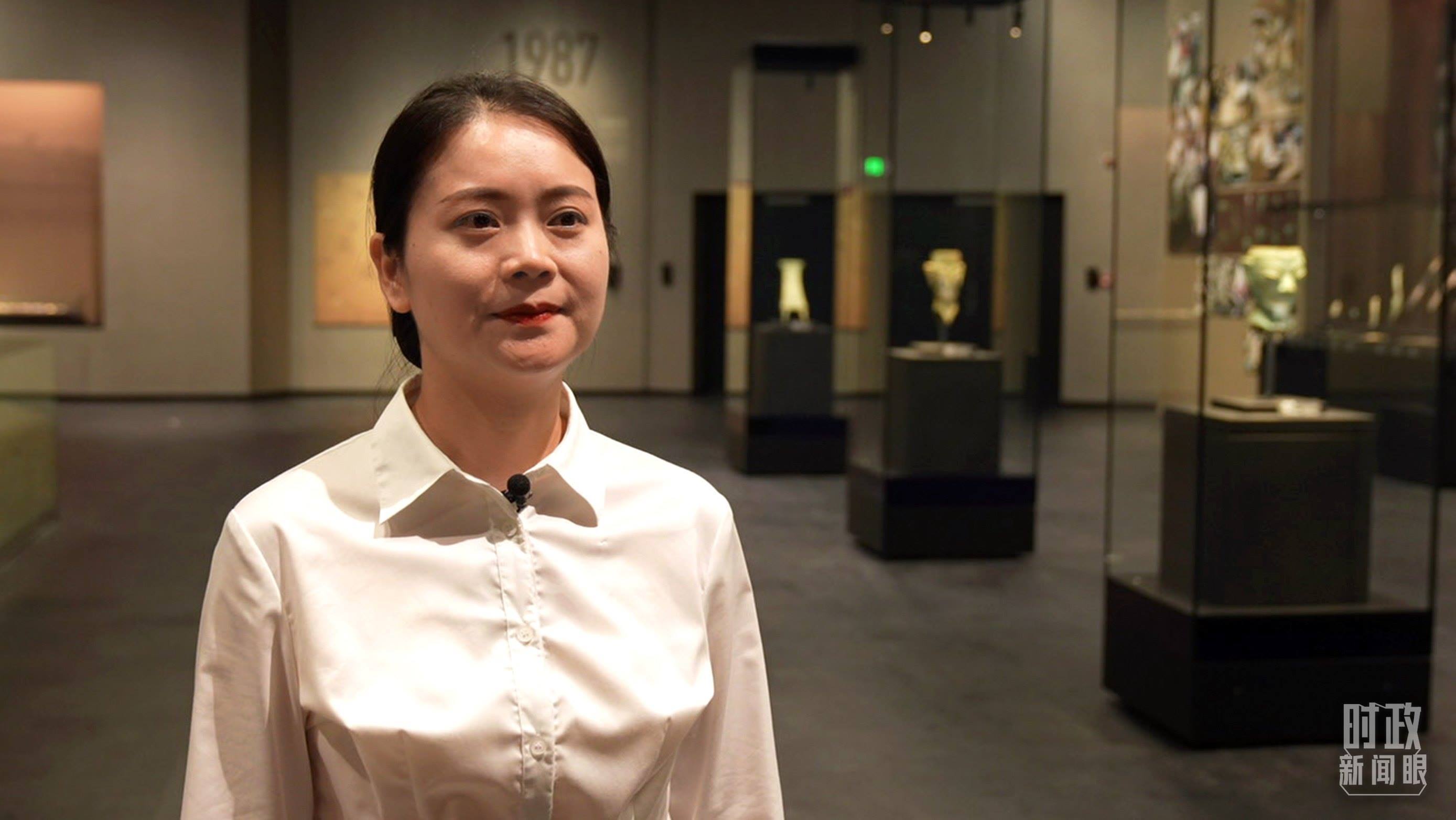 △當(dāng)天現(xiàn)場(chǎng)負(fù)責(zé)講解的三星堆博物館公眾服務(wù)部程靜。（總臺(tái)央廣記者馬喆拍攝）