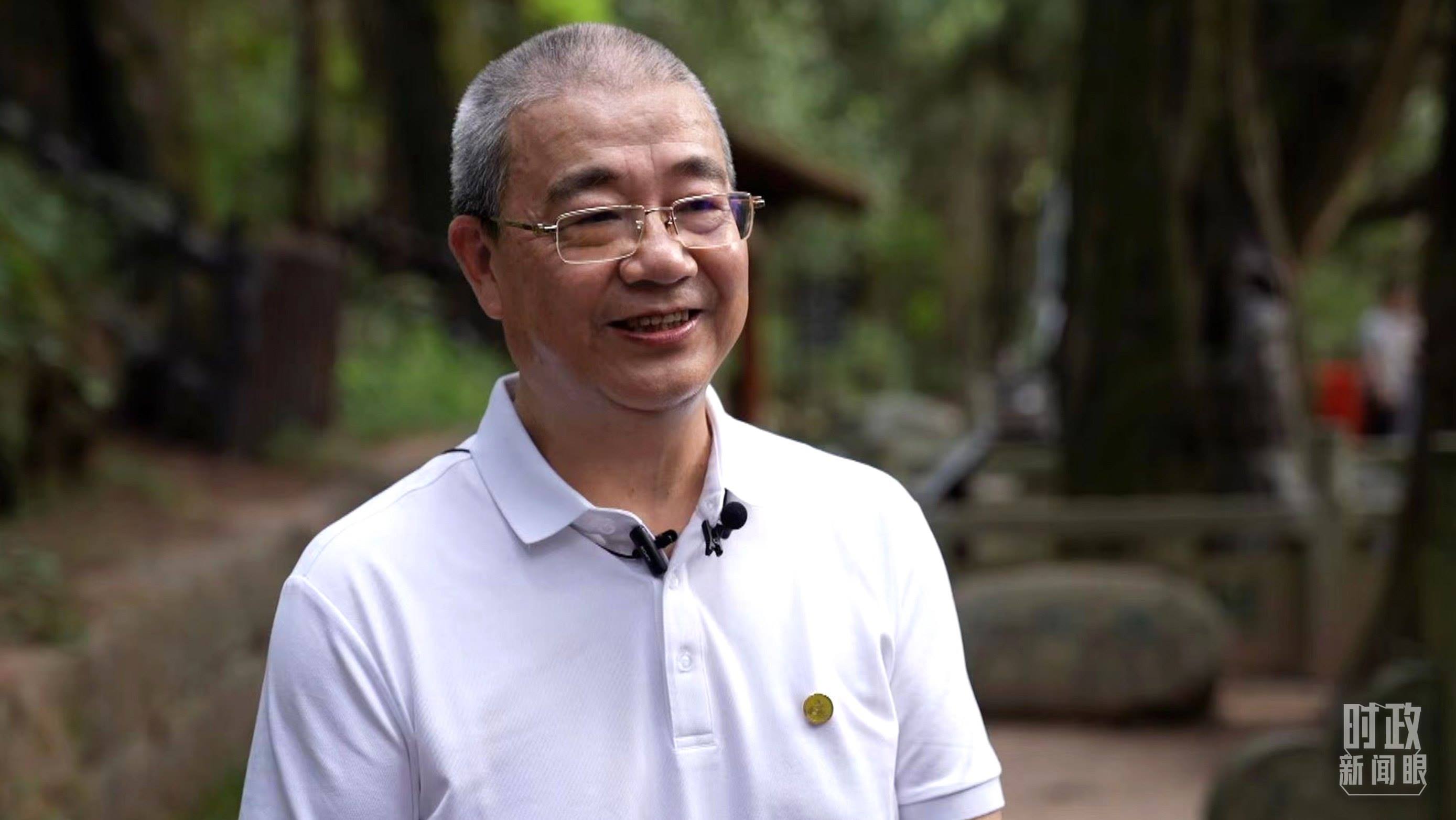 △廣元蜀道文化研究會(huì)蔡?hào)|洲教授。（總臺(tái)央視記者賈林拍攝）