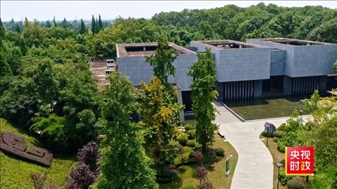 △2021年正式投入使用的三星堆文物保護(hù)修復(fù)館，堅(jiān)持保護(hù)修復(fù)與考古研究同步進(jìn)行，館內(nèi)分文保工作區(qū)和參觀區(qū)。