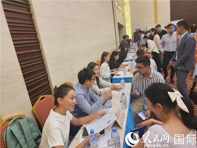 圖為中企代表與哈留華畢業(yè)生現場交流。人民網記者 李強攝