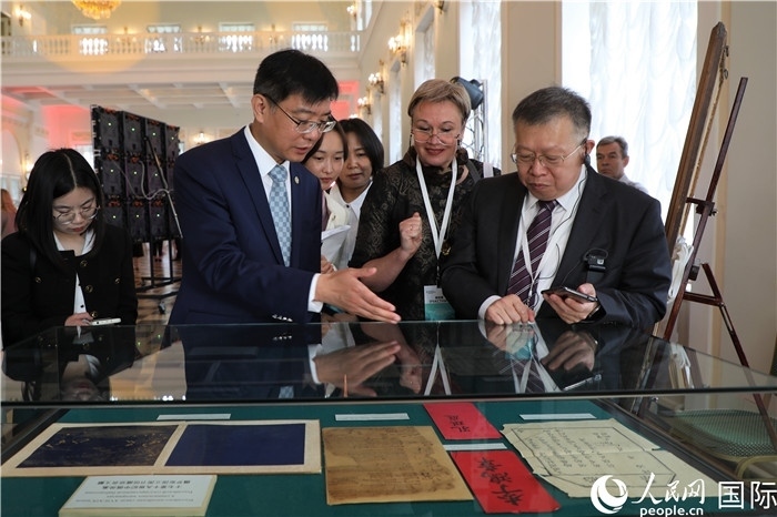 中俄圖書館論壇嘉賓共同參觀由俄羅斯國立列寧圖書館舉辦的館藏中國古籍善本圖書展。人民網(wǎng)記者 隋鑫攝）