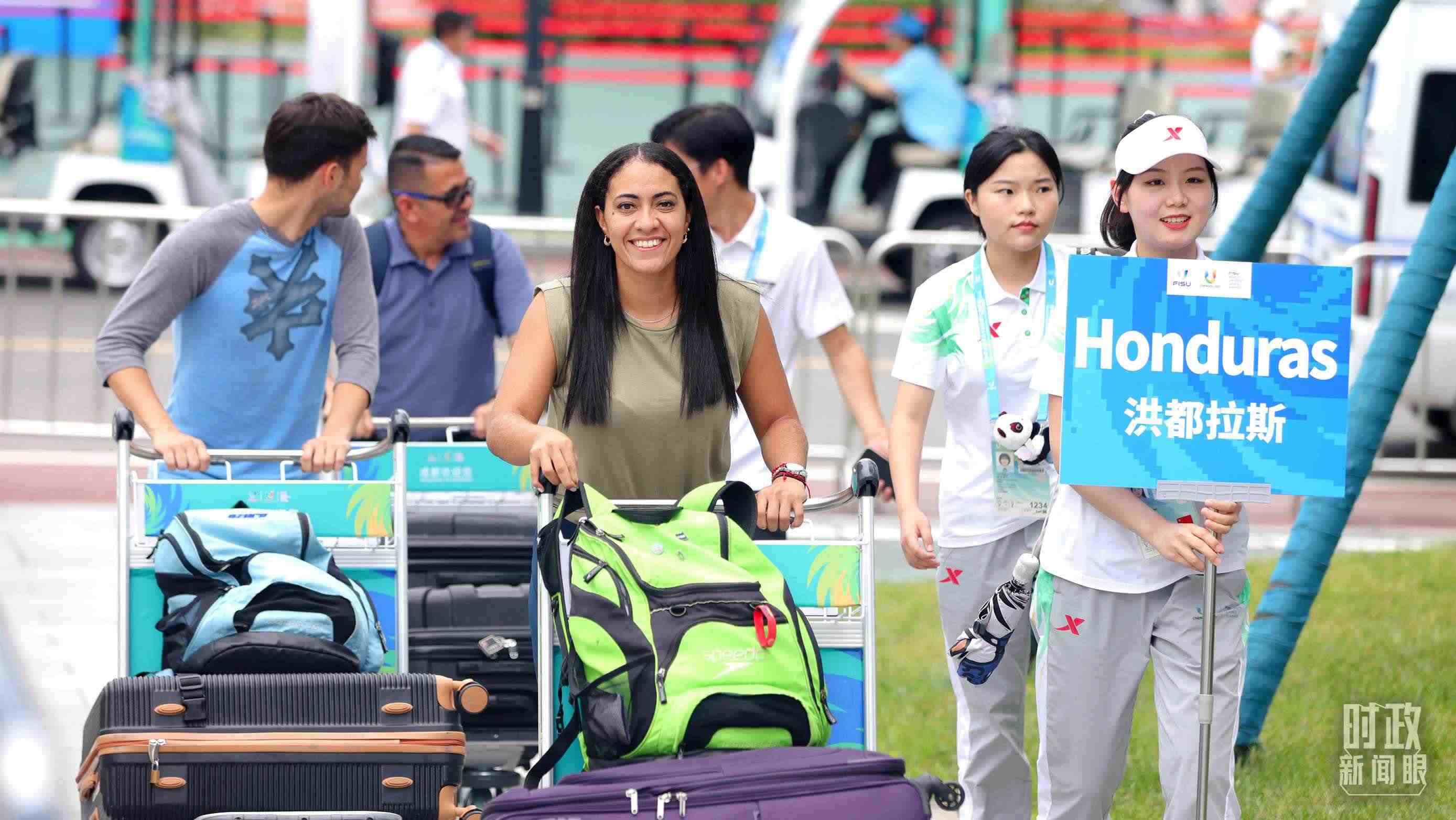 各國代表團成員相繼抵達成都大運村。（總臺央視記者魏幫軍拍攝）