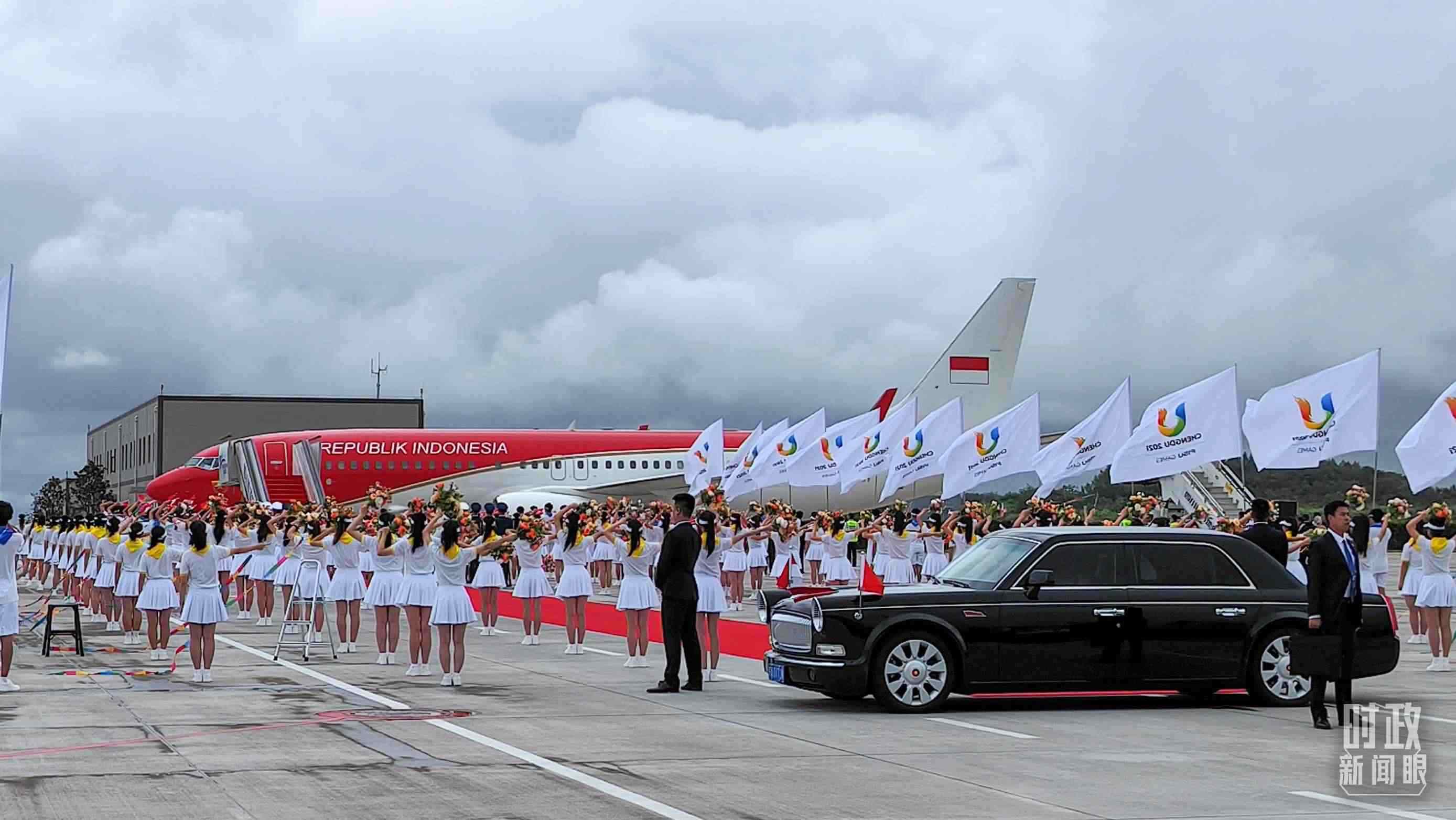 7月27日下午，印尼總統(tǒng)佐科抵達成都。（總臺央視記者王子杭拍攝）