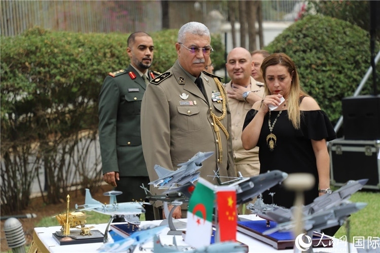 圖為與會(huì)嘉賓參觀招待會(huì)設(shè)置的武器裝備模型展臺(tái)。人民網(wǎng)記者 王傳寶攝