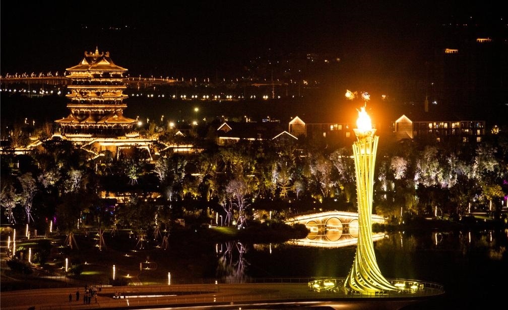 這是7月28日拍攝的成都大運(yùn)會(huì)主火炬。新華社記者曹祎銘攝