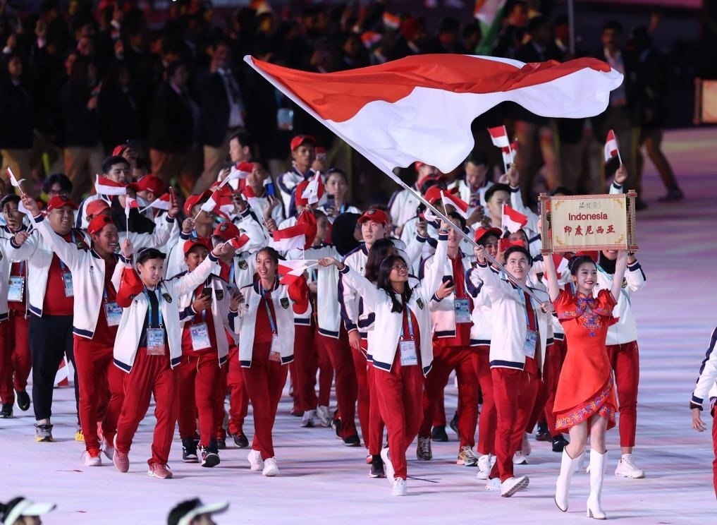 7月28日，印度尼西亞大學(xué)生體育代表團(tuán)在開幕式上入場(chǎng)。新華社記者張麗蕓攝