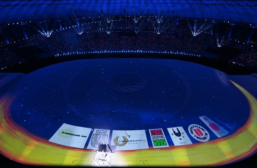 7月28日，國(guó)際大學(xué)生體育聯(lián)合會(huì)會(huì)旗在開幕式上入場(chǎng)。新華社記者劉磊攝