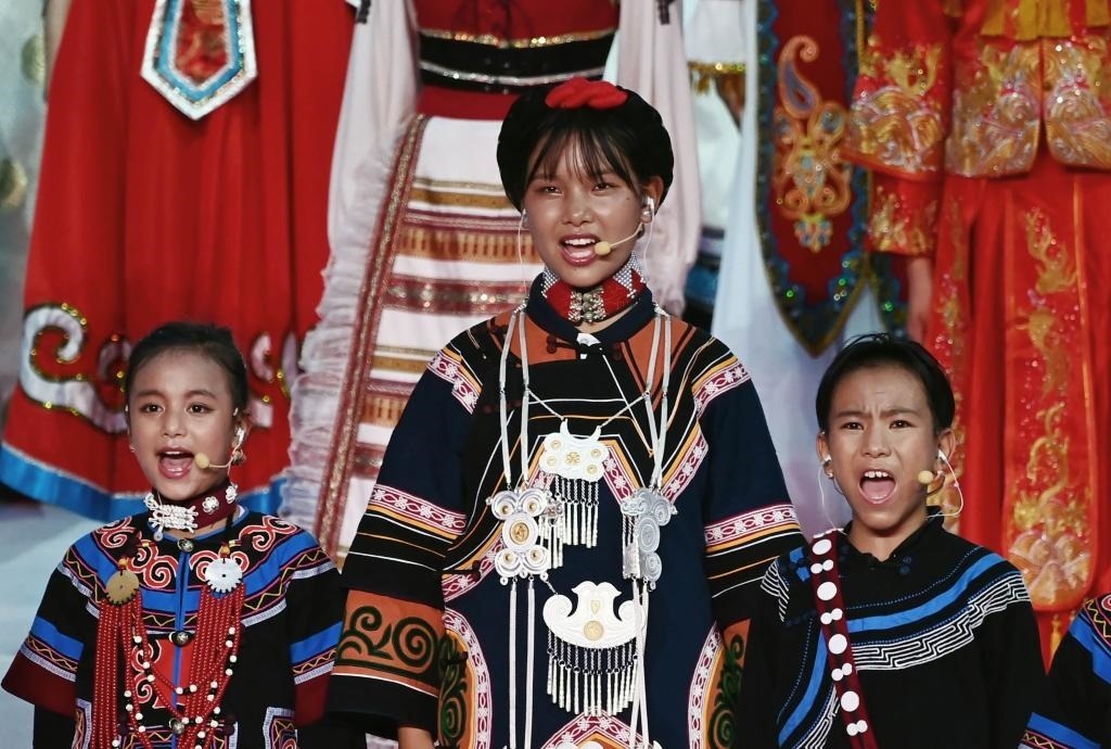 7月28日，吉好有果（中）在開幕式上表演。新華社記者陳澤國(guó)攝