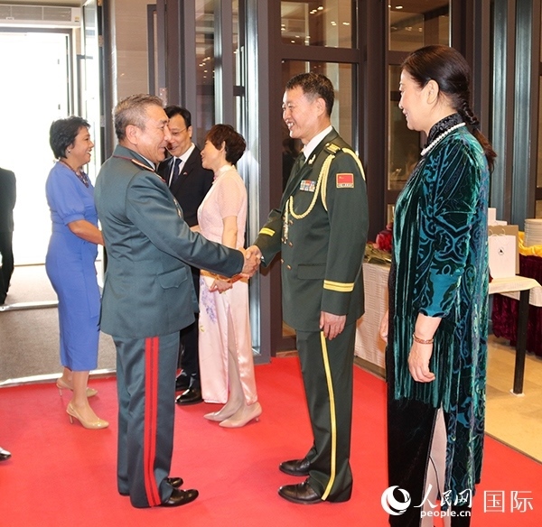國(guó)防武官胡德君大校迎接賓客。人民網(wǎng)記者李強(qiáng)攝